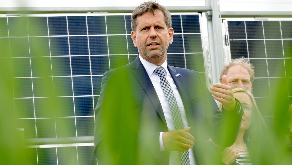 Senkrechte Solarmodule können als Gartenzäune montiert werden. Hier: Niedersachsens damaliger Umweltminister Olaf Lies beim Besuch des Pilotprojekts „Agri-PV Dörverden“, bei dem senkrecht aufgestellte Solarmodule auf der Ackerfläche platziert werden. Foto: Bahlo/dpa