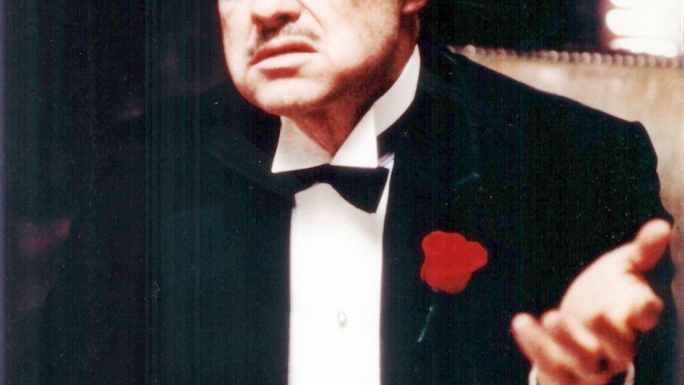 Osnabrücker Wissenschaftler haben in einem großen Forschungsprojekt neue Empfehlungen erstellt, um Mafia-Bosse und Clan-Chefs zu fassen. Das Bild zeigt den Schauspieler Marlon Brando in der legendären Rolle des Mafia-Oberhauptes Don Vito Corleone im Film «Der Pate» von 1972. Foto: dpa/EPA