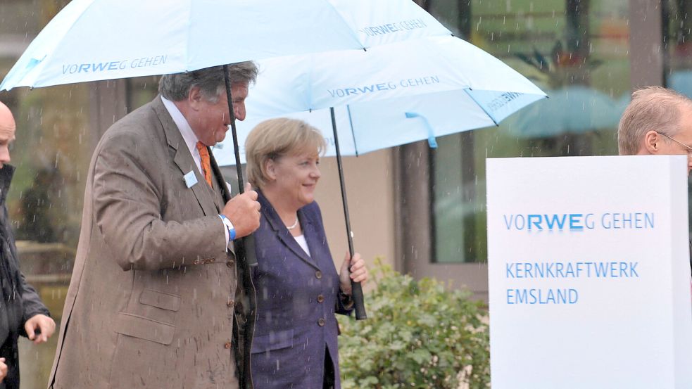Ex-Bundeskanzlerin Angela Merkel (CDU) 2010 am Atomkraftwerk Lingen mit Ex-RWE-Chef Jürgen Großmann. Foto: dpa/Carmen Jaspersen