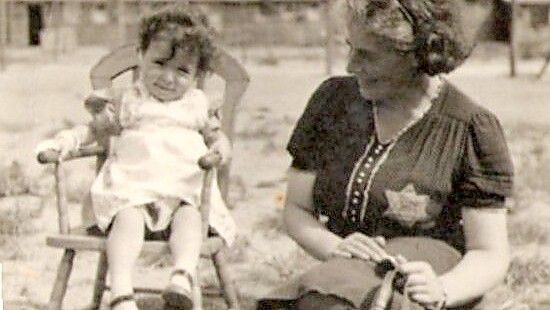 Clara Asscher-Pinkhoff mit einem Mädchen im Lager Westerbork. Foto: Gedenkstätte Kamp Westerbork