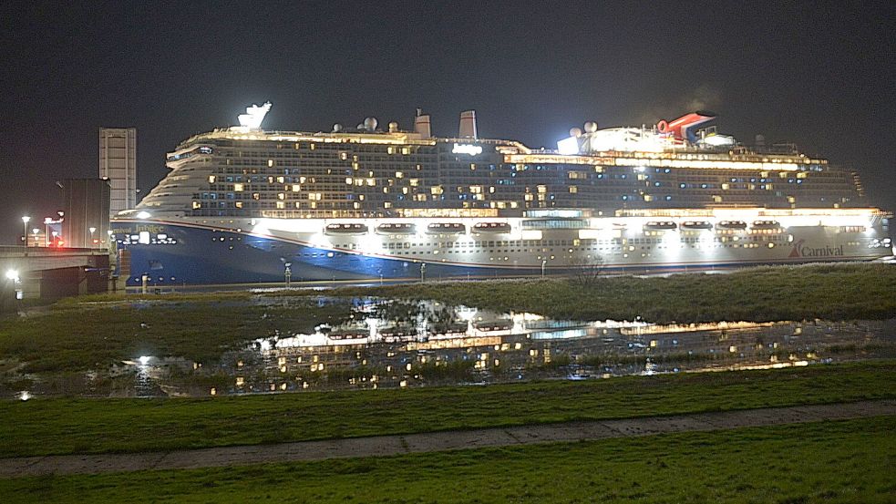 Die „Carnival Jubilee“ passierte am Montagabend die Jann-Berghaus-Brücke in Leer. Foto: Wolters