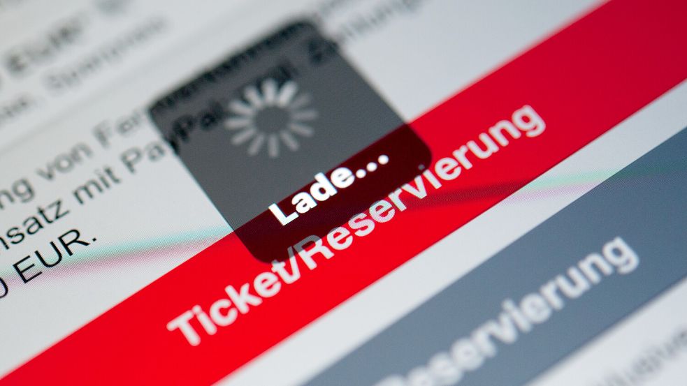 Über die Bahn-App DB Navigator können aktuell keine Tickets gebucht und Verbindungen gesucht werden. Foto: dpa/Sebastian Gollnow