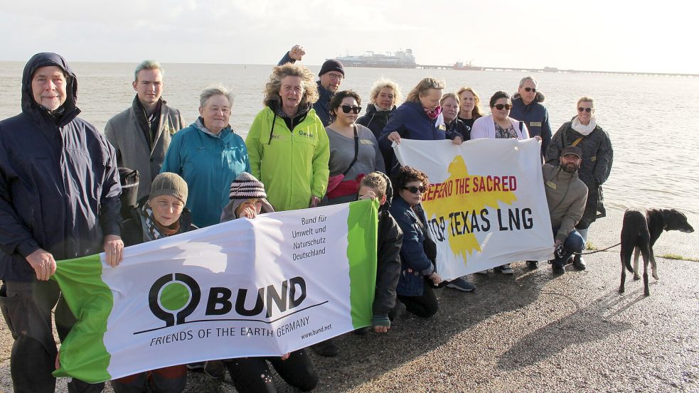 Die deutschen LNG-Kritiker aus der Region haben Besuch von Gleichgesinnten aus den USA. Im Hintergrund das schwimmende LNG-Terminal vor Wilhelmshaven. Foto: Oltmanns