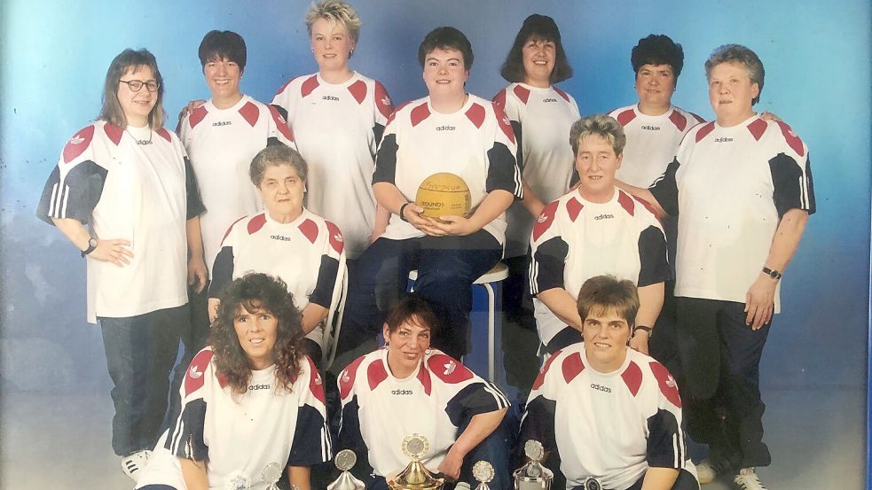 Marlies Grimjes (hintere Reihe, Zweite von links) mit der erfolgreichen Mannschaft der VG Freepsum aus den 90er Jahren. Insgesamt konnte das Team sechsmal den Landesmeistertitel gewinnen. ArchivFoto: Privat