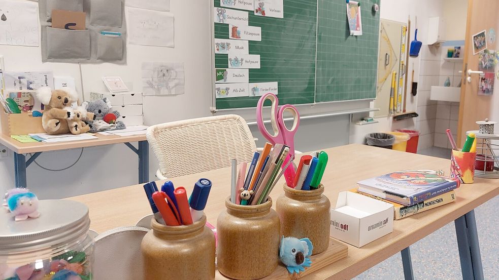 Ab 2026 haben alle Grundschulkinder ein Recht auf eine Ganztagsbetreuung. Um die zu ermöglichen, müssen Kommunen wie Emden tief in die Tasche greifen. Auf dem Foto ist ein Klassenraum der Grundschule Constantia zu sehen. Sie wird wohl nicht rechtzeitig „fit“ für Ganztag sein. Foto: Hanssen/Archiv