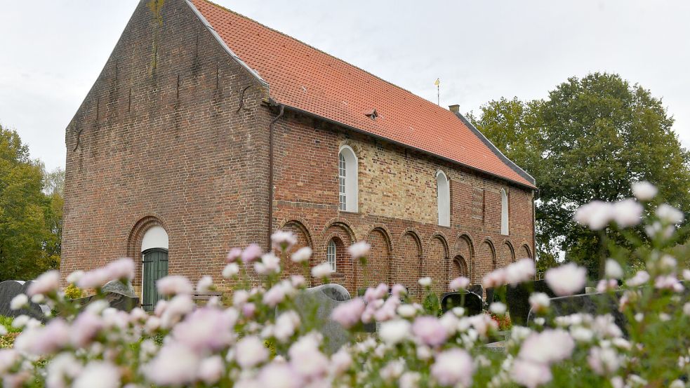 Die Johannes-der-Täufer-Kirche in Wiesens steht auf einer Warft und wurde im 13. Jahrhundert gebaut. Foto: Ortgies