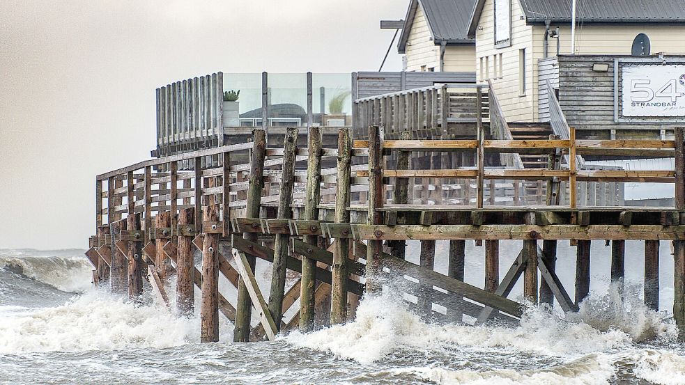 Die Strandbar 54° Nord in St. Peter-Ording wird an dieser Stelle nicht mehr lange stehen, die Nordsee ist ihr zu sehr auf die Pelle gerückt, weshalb ein Neubau hermusste. Foto: Jens Mende