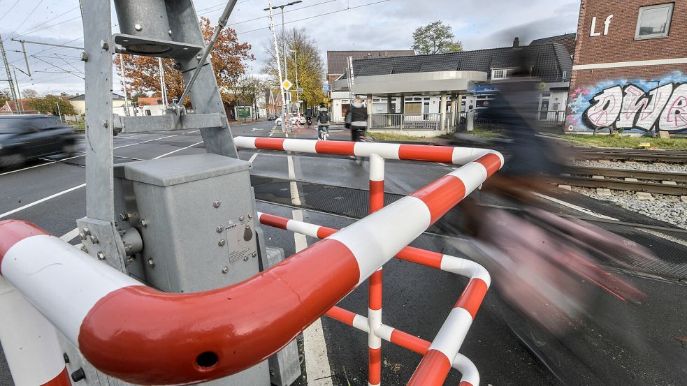 Die weiße Linie zeigt die eigentliche Begrenzung des Rad- und Fußwegs. Das Gitter ragt weit in diesen Bereich rein. Foto: Ortgies