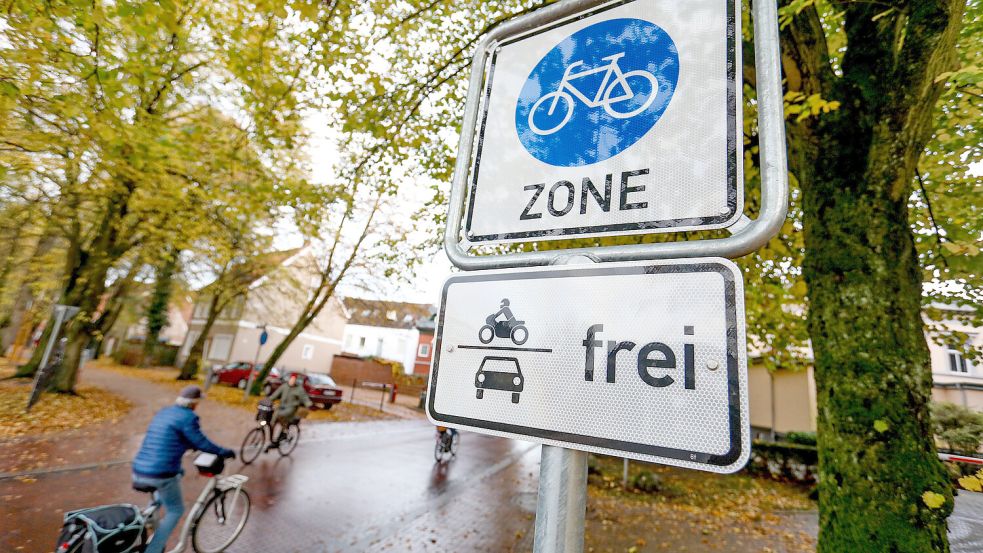 Seit Mittwoch weist an der Friedhofstraße ein Schild auf die neue Fahrradzone in der Auricher Innenstadt hin. Foto: Romuald Banik