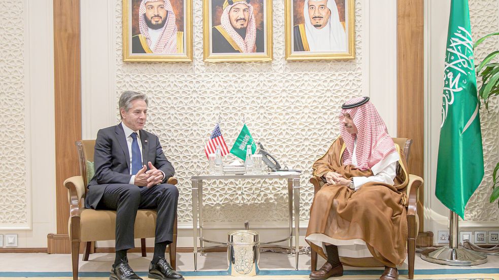 Saudi-Arabiens Außenminister Prinz Faisal bin Farhan Al Saud (r.) spricht mit dem US-Außenminister Antony Blinken. Die USA und Saudi-Arabien haben angesichts des Hamas-Angriffs auf Israel ihre Zusammenarbeit betont. Foto: dpa/Saudi Press Agency