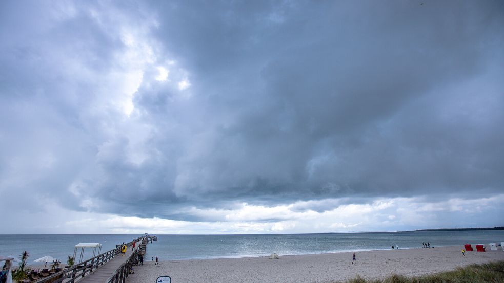 Das aktuelle Regenwetter in Norddeutschland wird die Menschen auch in den kommenden Tagen begleiten. Foto: dpa/Jens Büttner
