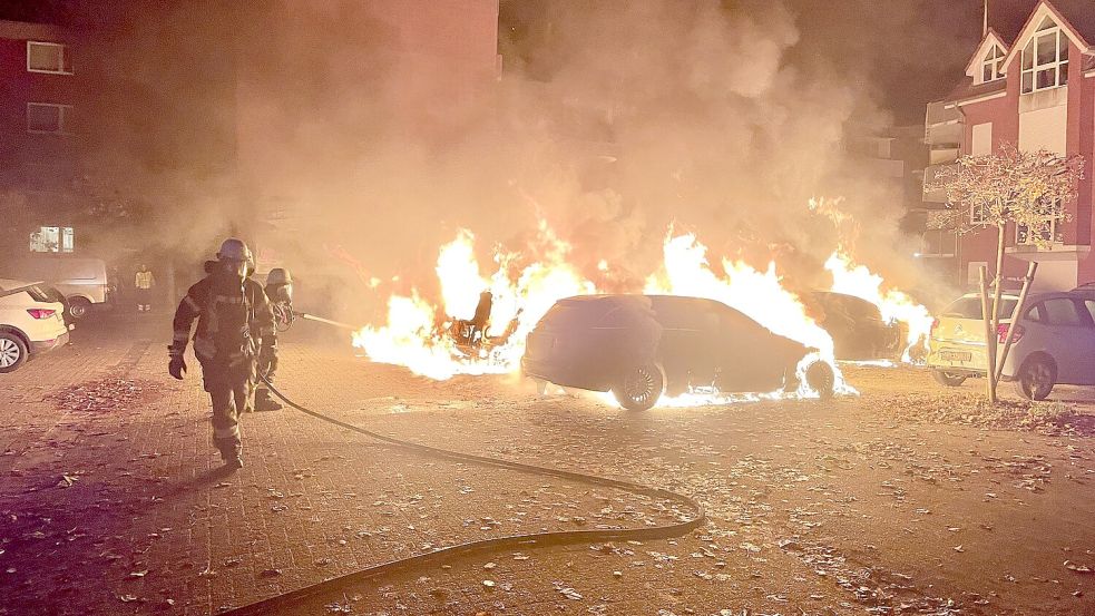 Mehrere Wagen auf dem Parkplatz in Norden standen in Vollbrand. Fotos: Feuerwehr Norden