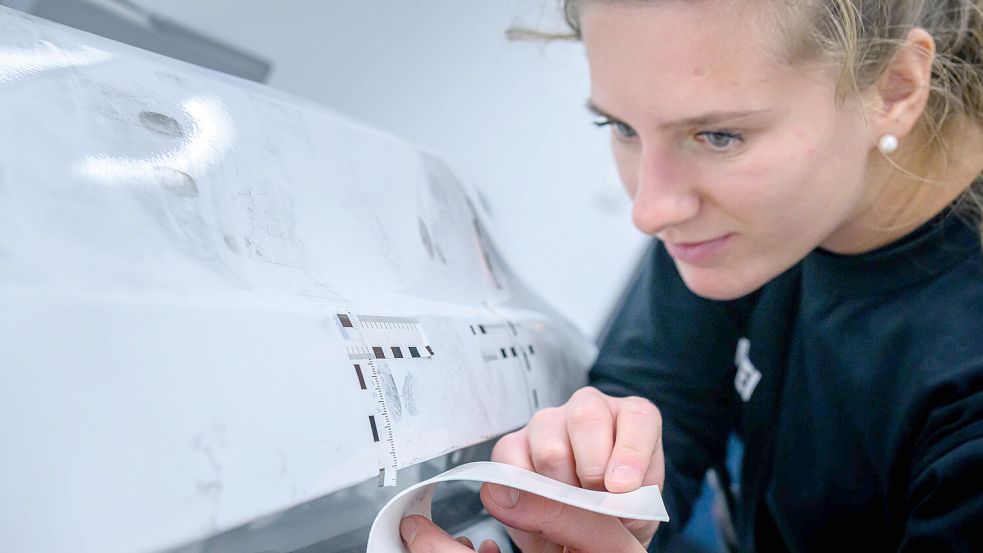 Polizeikommissarin Nell Clark vom Kriminaldauerdienst in Wismar macht einen Fingerabdruck mit Rußpulver sichtbar. In der Serie „Soko Wismar“ stimmen etliche Dinge nicht mit der Realität überein. Foto: Volker Bohlmann