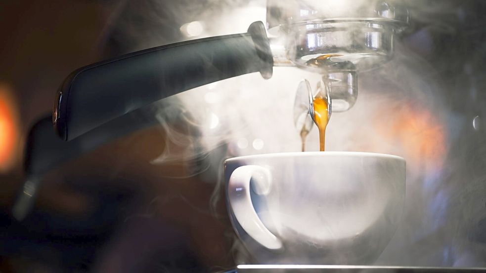 Für den perfekten Espresso kommt es auch auf die richtige Wassertemperatur an. Foto: Nicolas Armer/dpa-tmn