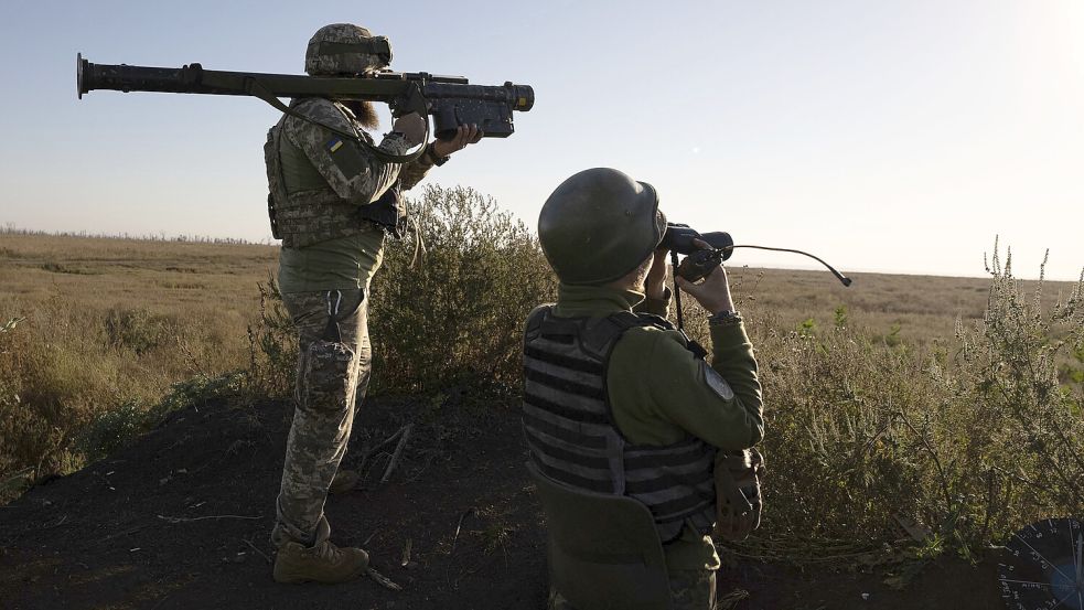 Ukrainische Soldaten zielen mit einer Flugabwehrrakete auf die Frontlinie in der Nähe von Klischtschijiwka bei Bachmut. Foto: Babenko/AP/DPA
