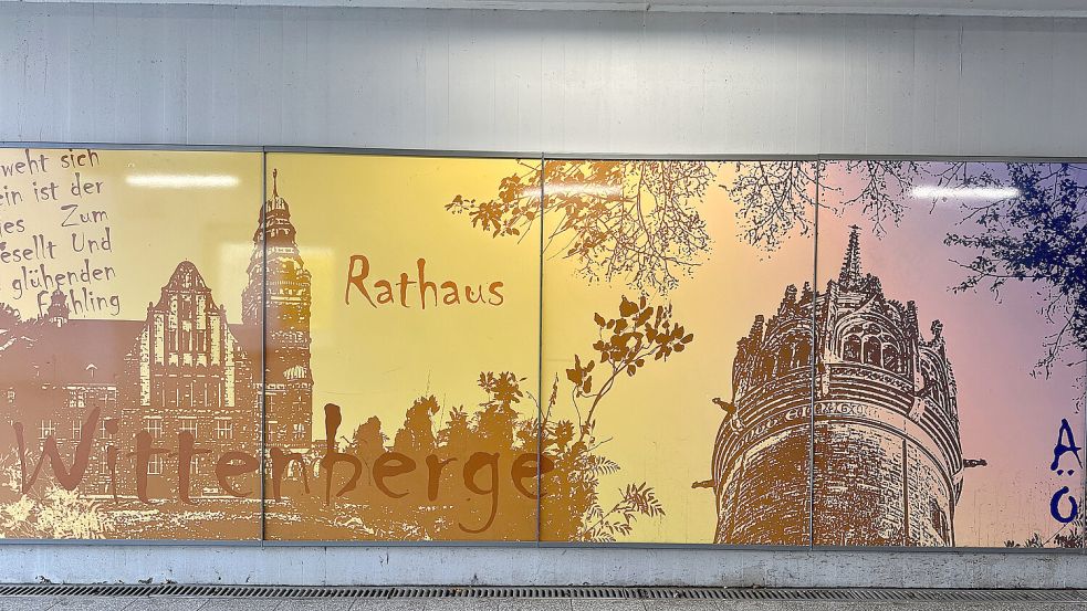 In Wittenberge ist dieses Wandbild zu sehen. Doch die Schlosskirche rechts im Bild gehört gar nicht zur Stadt. Foto: Martin Ferch