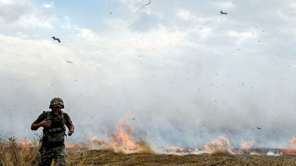 Brennendes Weizenfeld in der Region Saporischschja: Am 24. Februar 2022 hat Russland die Ukraine überfallen. Seitdem herrscht Krieg. Foto: dpa/picture alliance/Ukrinform