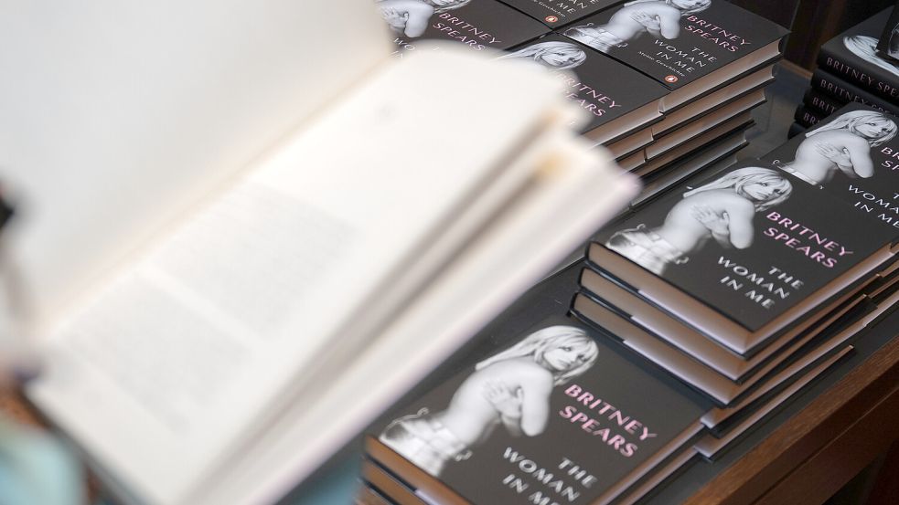 Britneys Autobiografie „The Woman In Me“ ist sowohl in englischer Originalfassung als auch in deutscher Übersetzung ein Bestseller. Foto: dpa