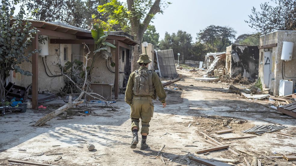 Ein israelischer Soldat geht an zerstörten Häusern im Kibbuz Kfar Aza vorbei. Das Bild entstand am 2. November. Foto: Yefimovich/dpa
