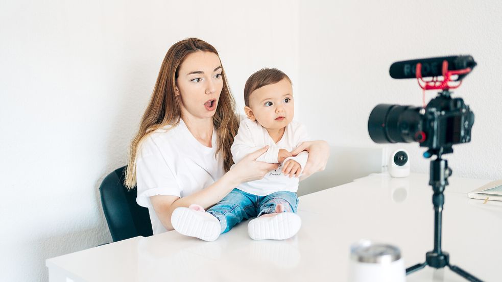 Nicht mal alleine sitzen können, aber schon als Influencer arbeiten: Tiktok macht es möglich. Foto: Imago images/Pond5 Images