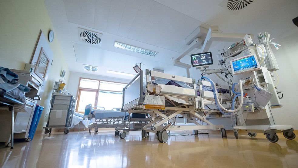 Betten voll oder zu wenig Personal? Alle ostfriesischen Krankenhäuser haben gleichzeitig ihre Intensivstationen gegenüber den Rettungsdiensten abgemeldet. Symbolfoto: Gollnow/dpa