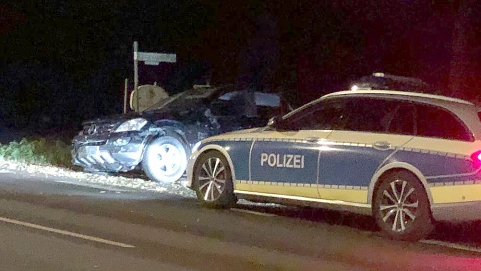 Nach der Flucht hat der Fahrer den Geländewagen an der Ecke Hauptstraße/Leda-Jümme-Weg abgestellt und ist geflüchtet. Trotz intensiver Fahndung hat ihn die Polizei bisher nicht gefasst. Foto: Zein