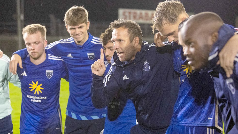 Markus Unger ergreift im Emder Mannschaftskreis nach Spielen gerne mal das Wort. Fotos: Doden, Emden