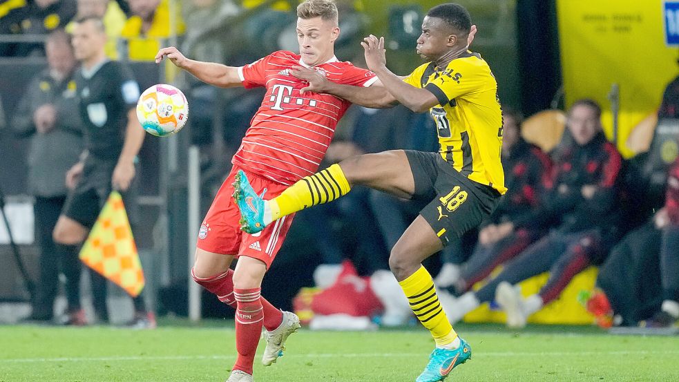 Oktober 2022: Joshua Kimmich (FC Bayern Muenchen) und Youssoufa Moukoko (Borussia Dortmund) im Kampf um den Ball. Foto: Alex Gottschalk/DeFodi Images