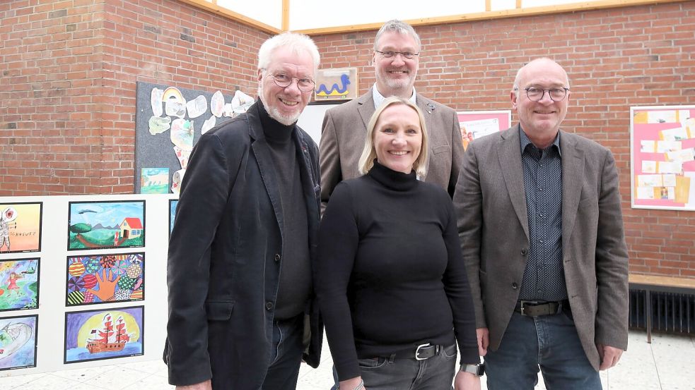 Leinerstift-Vorstand Wolfgang Vorwerk (hinten) mit dem Organisationsteam der neuen Berufsfachschule in Großefehn (von links): der pensionierte Berufsschulleiter Wilfried Steenblock, Wolfgang Friedrich von der Johann-Heinrich-Leiner-Schule und Janna Higgen aus dem Bereich Bildung-Beruf-Leben des Leinerstifts. Foto: Böning