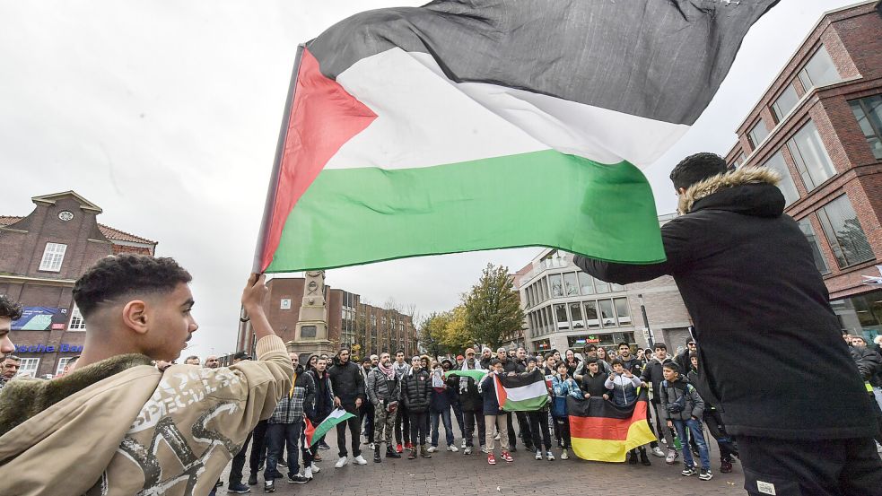 Rund 125 Menschen demonstrierten am Freitagnachmittag für Palästina in der Leeraner Innenstadt. Foto: Ortgies