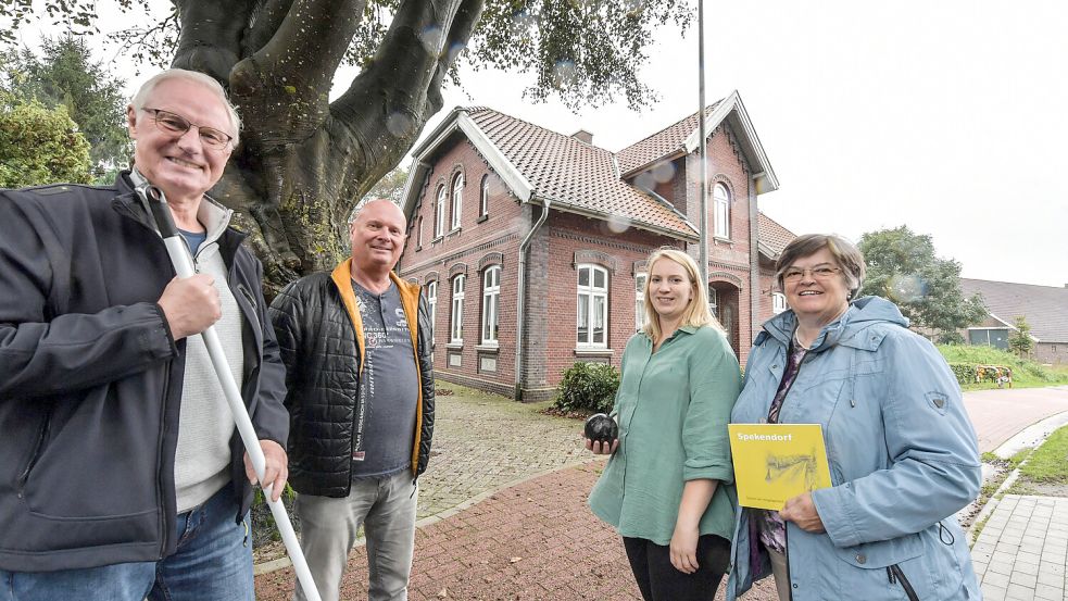 Vor der ehemaligen Dorfschule, die auch als Boßelheim dient, stehen (von links) Arnold Gossel, Karl Janssen, Insa Hinrichs und Jabine Janssen. Foto: Ortgies