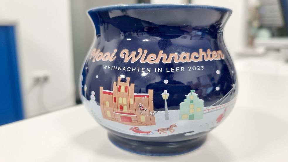 „Mooi Wiehnachten – Weihnachten in Leer 2023“ ist auf dem Becher zu lesen. Foto: Bothe