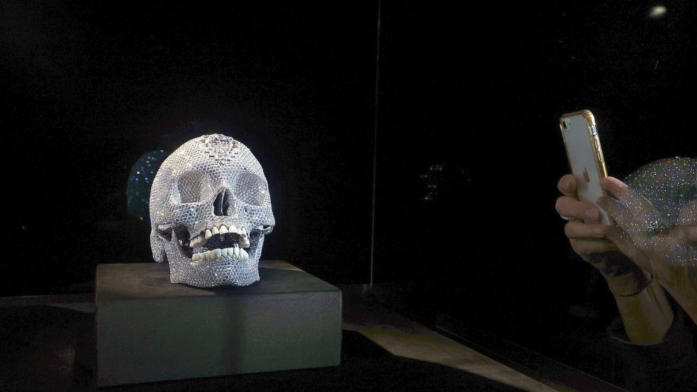 Ein mit 8601 Diamanten besetzter Platinabguss eines menschlichen Schädels ist im MUCA - Museum of Urban and Contemporary Art in der Ausstellung «Damien Hirst - The Weight of Things», ausgestellt. Die Skulptur trägt den Titel „For the Love of God 2007“. Foto: picture-alliance/dpa