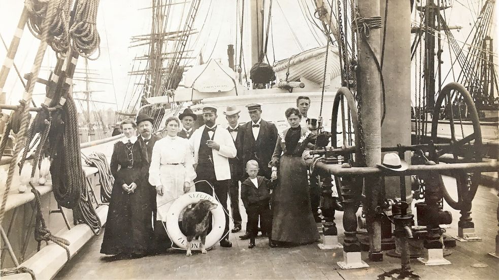 Das Foto zeigt Helene Buß (vorne rechts) mit ihrem Sohn Andreas an der Hand auf der Rückfahrt von New York 1905 an Bord eines Segelschiffs. Foto: Archiv/Buss