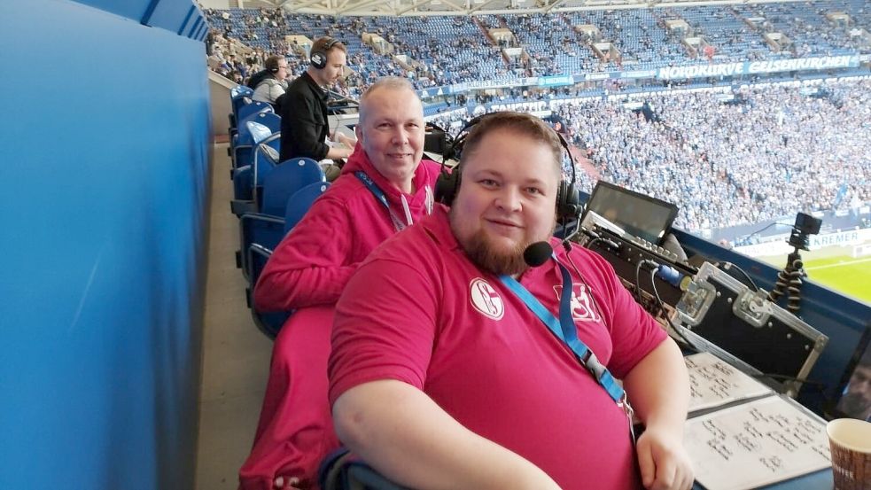 Benjamin Born (vorne) war beim Schalke-Heimspiel gegen Hertha BSC am Mikrofon und beschrieb detailliert, was auf und neben dem Spielfeld geschah. Foto: Privat