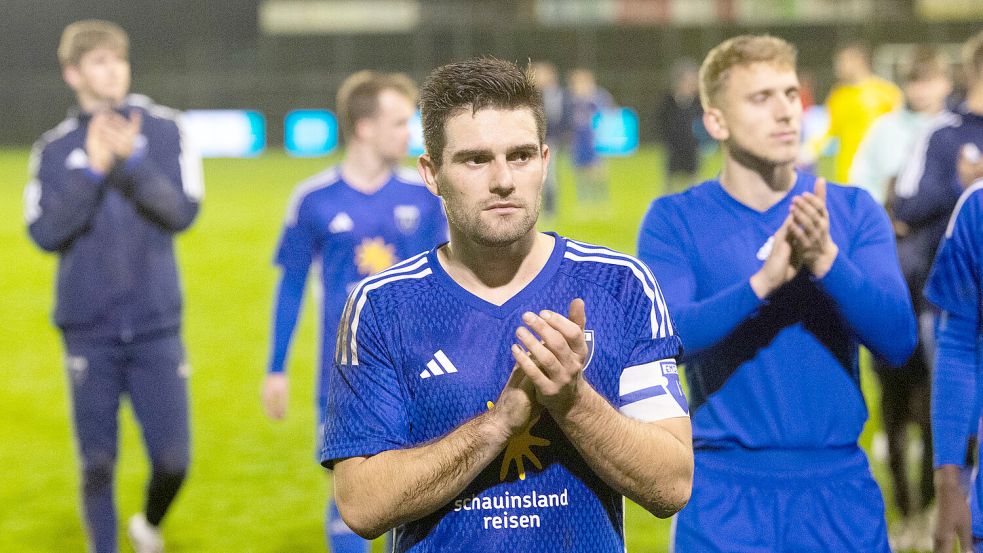 Die Siegesserie vor heimischem Publikum endete für Kickers, das aber weiterhin im Ostfriesland-Stadion ungeschlagen ist. Die Emder Spieler (vorne Tido Steffens) bedankten sich bei den Fans für die wieder einmal tolle Unterstützung. Fotos: Doden, Emden