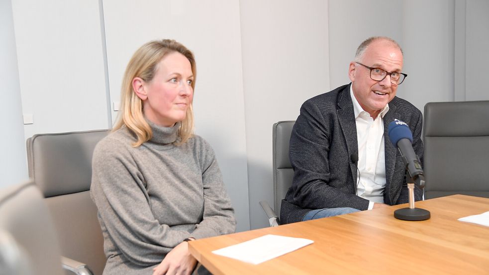 Kristina Minder (Vorstand Management) und Dr. Alexander Poppinga (Medizinischer Vorstand) nahmen am Freitagabend zu den Vorwürfen gegen das Evangelische Krankenhaus Oldenburg Stellung. Foto: Ellinger