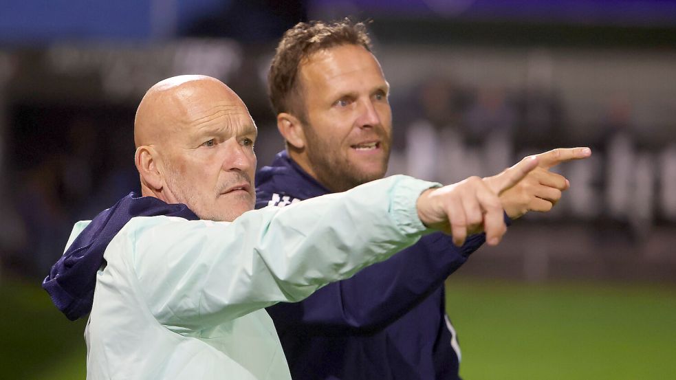 Emdens Trainerteam (links Stefan Emmerling, rechts Markus Unger) sahen eine defensiv gut stehende Emder Mannschaft. Foto: Doden, Archiv