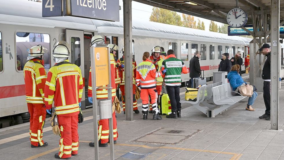 Feuerwehr und Rettungsdienst im gemeinsamen Einsatz nach dem Rangierunfall im Itzehoer Bahnhof. Foto: Andreas Olbertz