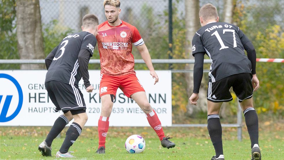 Tom Böhling (Mitte) bereitete den späten Ausgleich durch Alexander Geis vor.