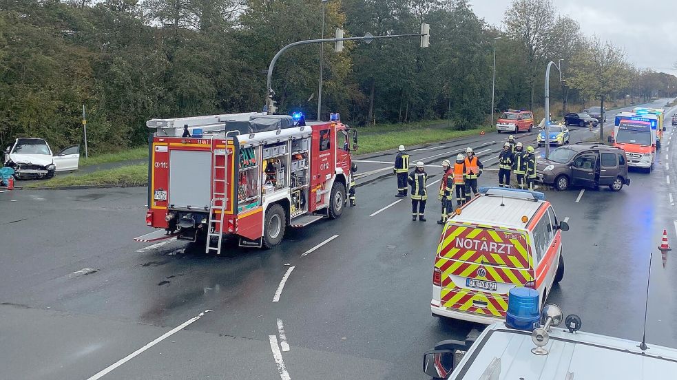 Unfall auf der Larrelter Straße in Emden: Ein Auto schleuderte auf den Radweg, ein weiteres schleuderte gegen eine Ampel. Foto: Feuerwehr