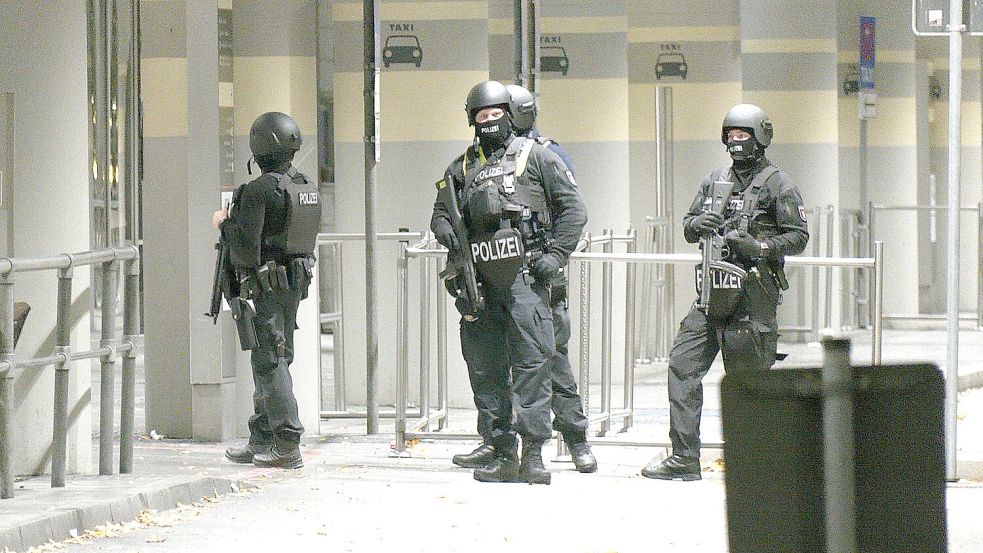 Der Hamburger Flughafen wurde am Samstagabend abgeriegelt, auch am Sonntag waren die Straßen rund um die Terminals gesperrt. Mehr als 900 Einsatzkräfte waren vor Ort. Foto: dpa/Bodo Marks