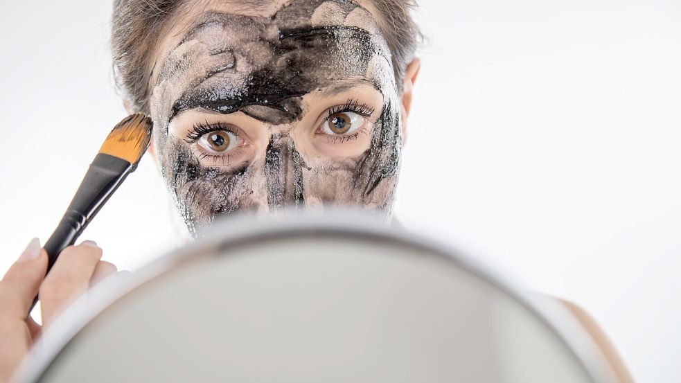 Masken helfen überschüssiges Öl zu regulieren, die Haut zu klären und Mitessern zu minimieren. Foto: Christin Klose/dpa-tmn