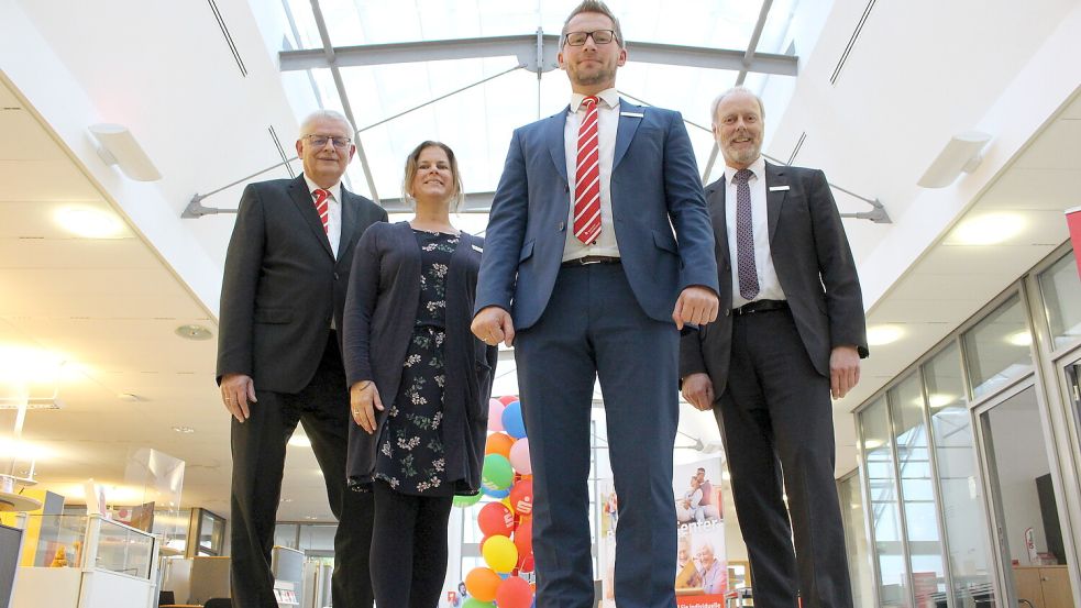 Die Sparkasse Esens soll kernsaniert werden. Im Bild die Verantwortlichen aus Vorstand und Geschäftsstelle (von links): Frank Fastenau, Ina Albers, Andreas Schipper und Carsten Rinne. Foto: Oltmanns