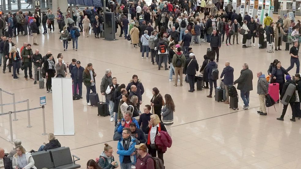 Menschenmengen nach der Tat: So sieht es Montagvormittag am Hamburger Flughafen aus. Foto: CitynewsTV