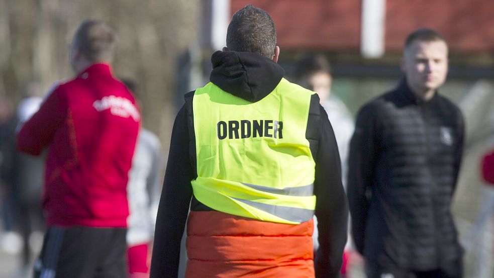 Im B-Klassen-Spiel in Halbemond hatte sich ein Zuschauer nicht im Griff. Archivfoto: Doden, Emden