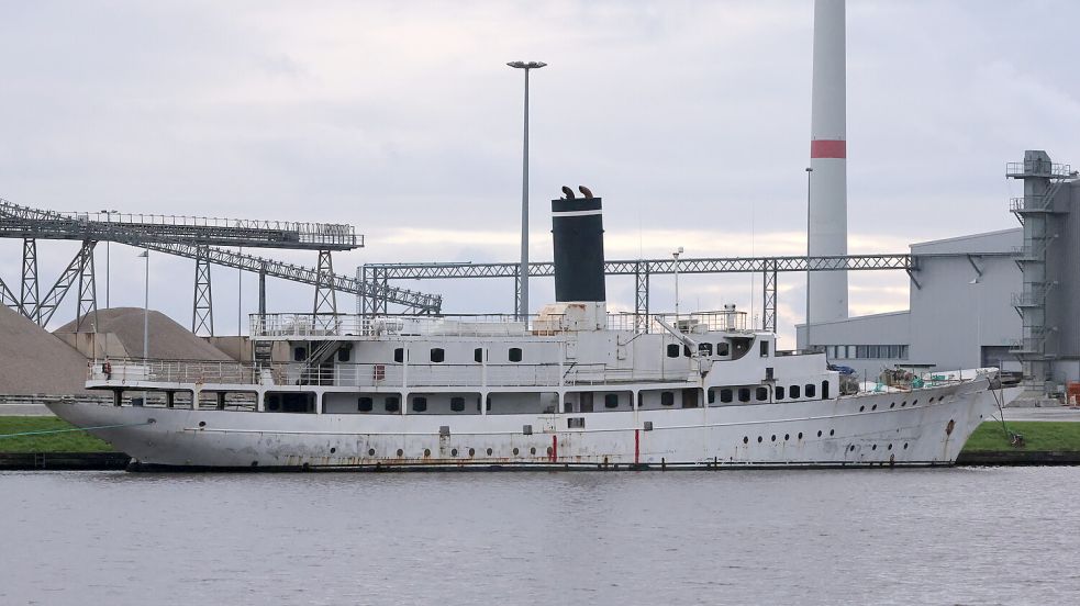 Liegt aktuell im Jarßumer Hafen in Emden: die frühere Luxus-Motoryacht „Argosy“, die 1931 in Kiel für einen amerikanischen Millionär erbaut wurde. Foto: Hock
