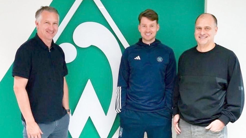 Vor wenigen Tagen schloss Henning Rießelmann mit Werders Geschäftsführer Sport, Frank Baumann (links), und Klaus Filbry (rechts), Vorsitzender der Geschäftsführung, einen neuen Vertrag ab. Foto: Privat