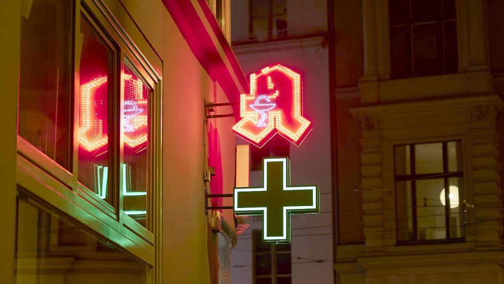 Blick am frühen Morgen auf die Leuchtanzeige einer Apotheke. Auch zum Protesttag am Mittwoch werden in einigen Apotheken die Lichter brennen. Foto: DPA