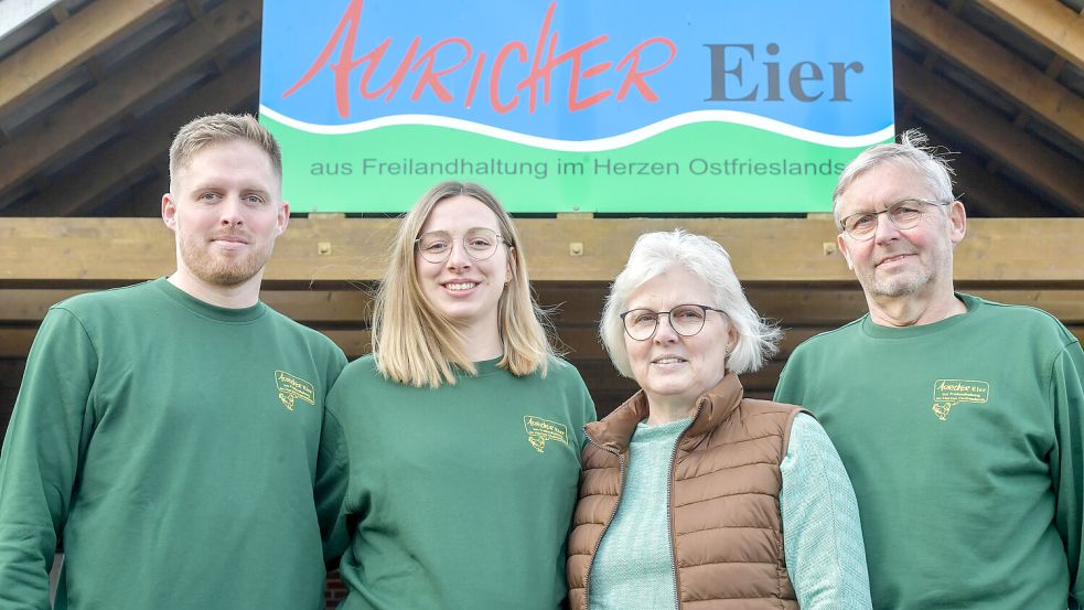 Die Familie hinter dem Betrieb (von links): Juniorchef Volker Posselt mit Freundin Frauke Bruns, die seit einem Jahr ebenfalls mit ihm im Unternehmen arbeitet, und seinen Eltern Frieda und Georg Posselt. Foto: Ortgies